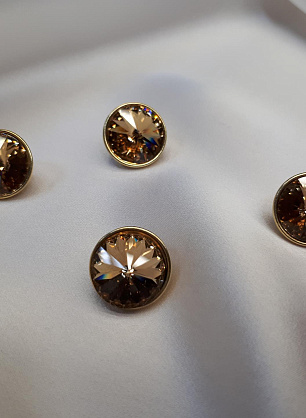 Пуговица металл золото на ножке с крупным бежевым стразом Swarovski d-16мм  - итальянские ткани Тессутидея F-3898