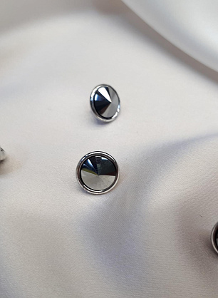 Пуговица металл серебро на ножке со серым стразом Swarovski d-10мм  - итальянские ткани Тессутидея F-3896